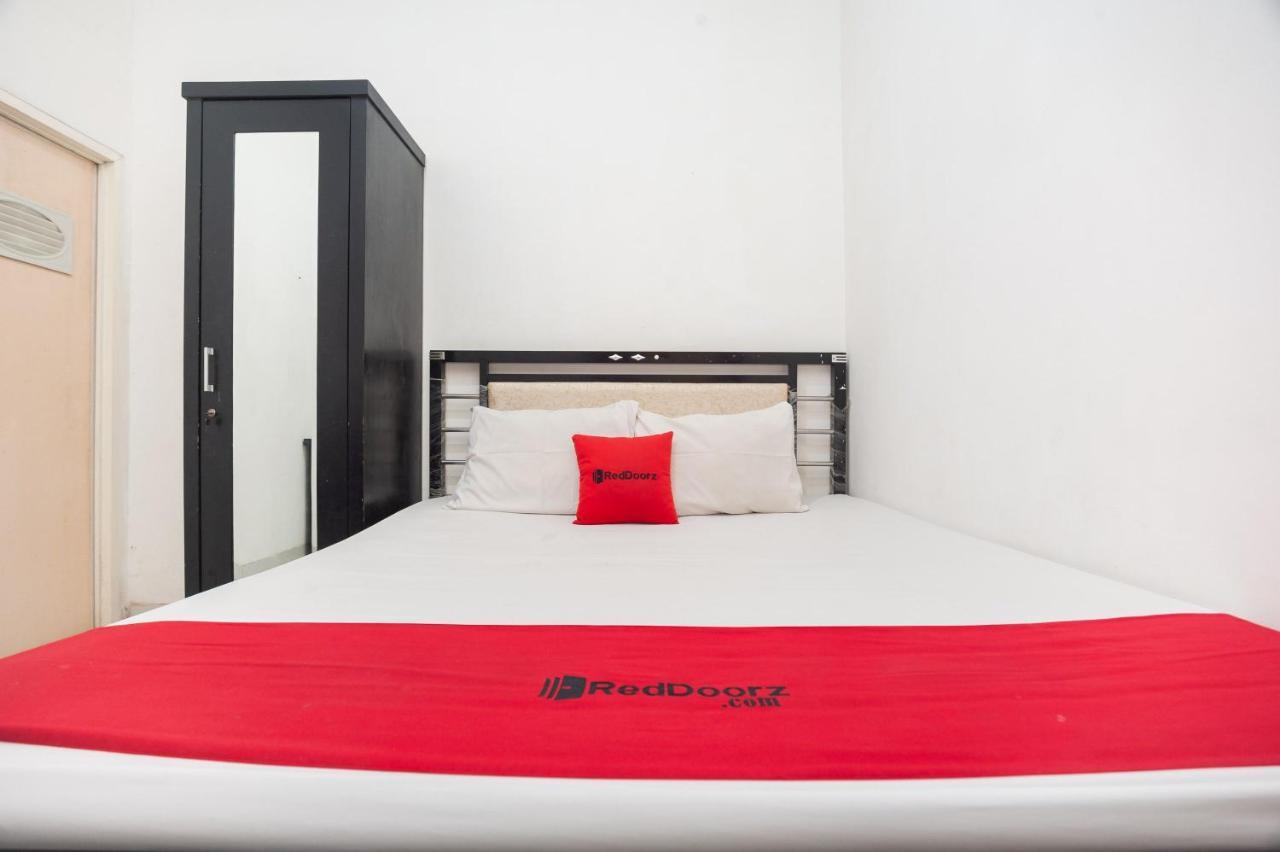 Reddoorz Syariah Near Grand Galaxy Park Hotel Ceger Exterior photo