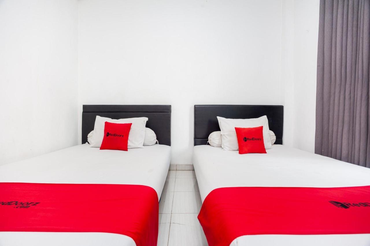 Reddoorz Syariah Near Grand Galaxy Park Hotel Ceger Exterior photo