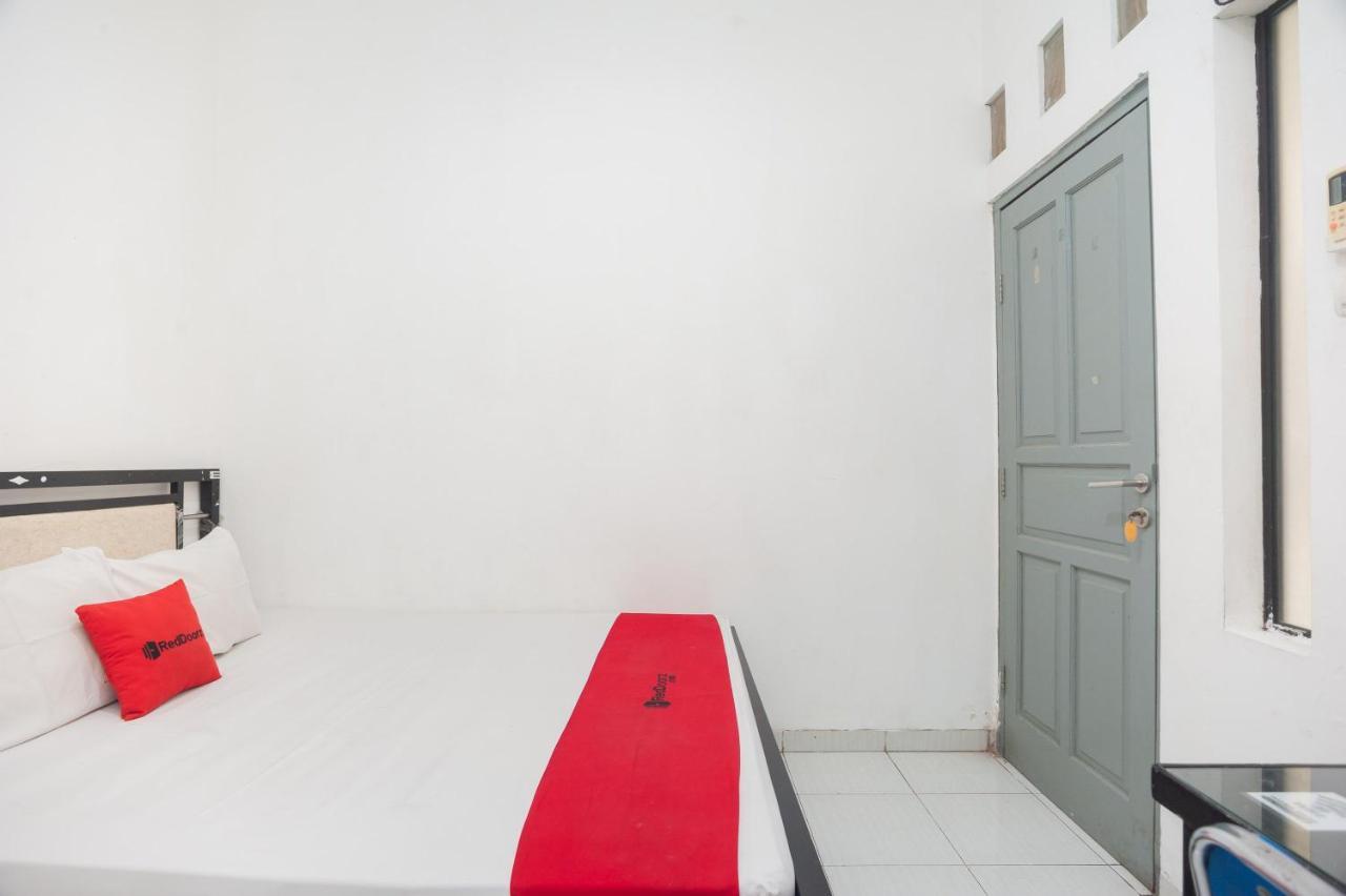 Reddoorz Syariah Near Grand Galaxy Park Hotel Ceger Exterior photo