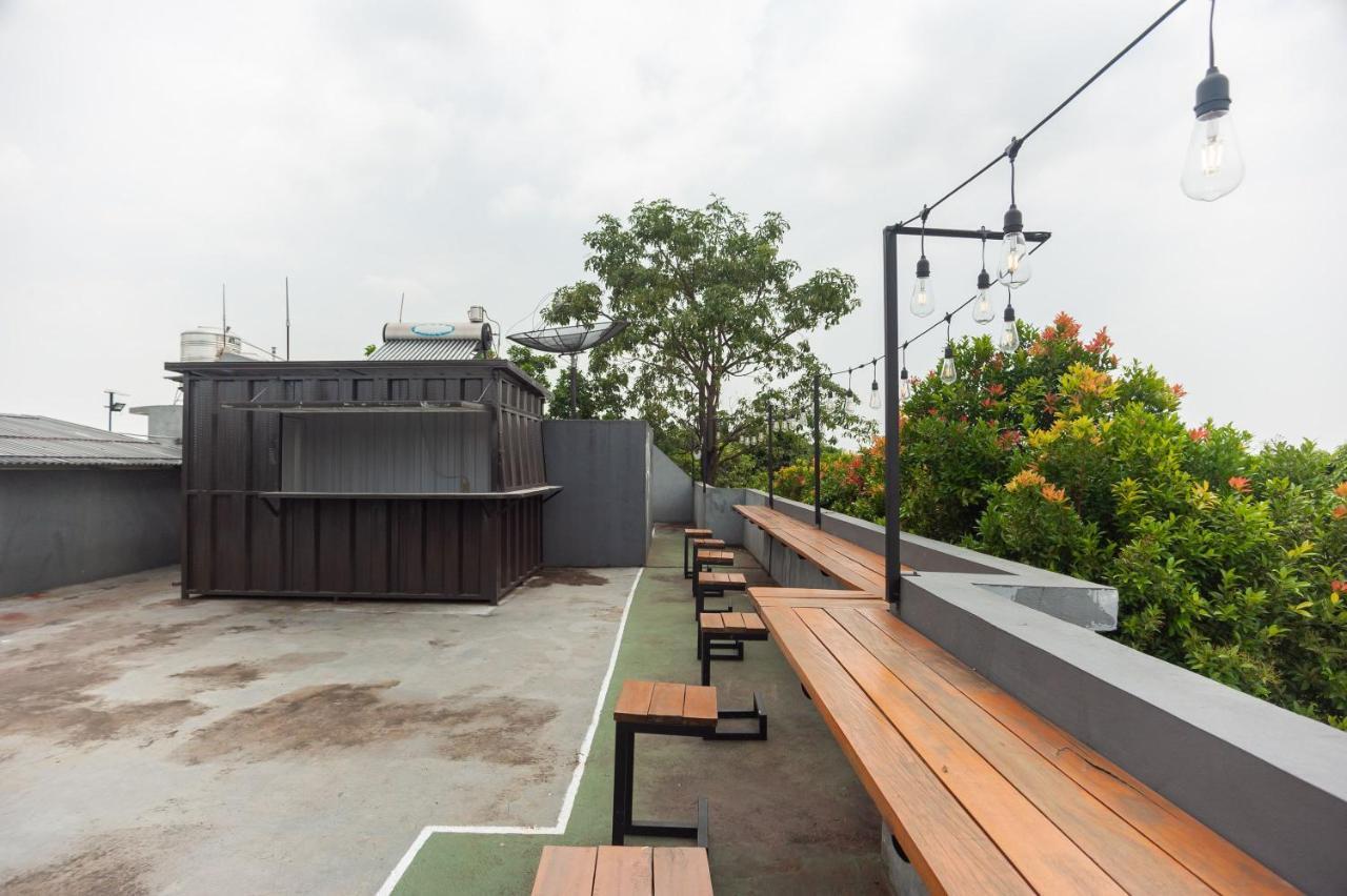 Reddoorz Syariah Near Grand Galaxy Park Hotel Ceger Exterior photo