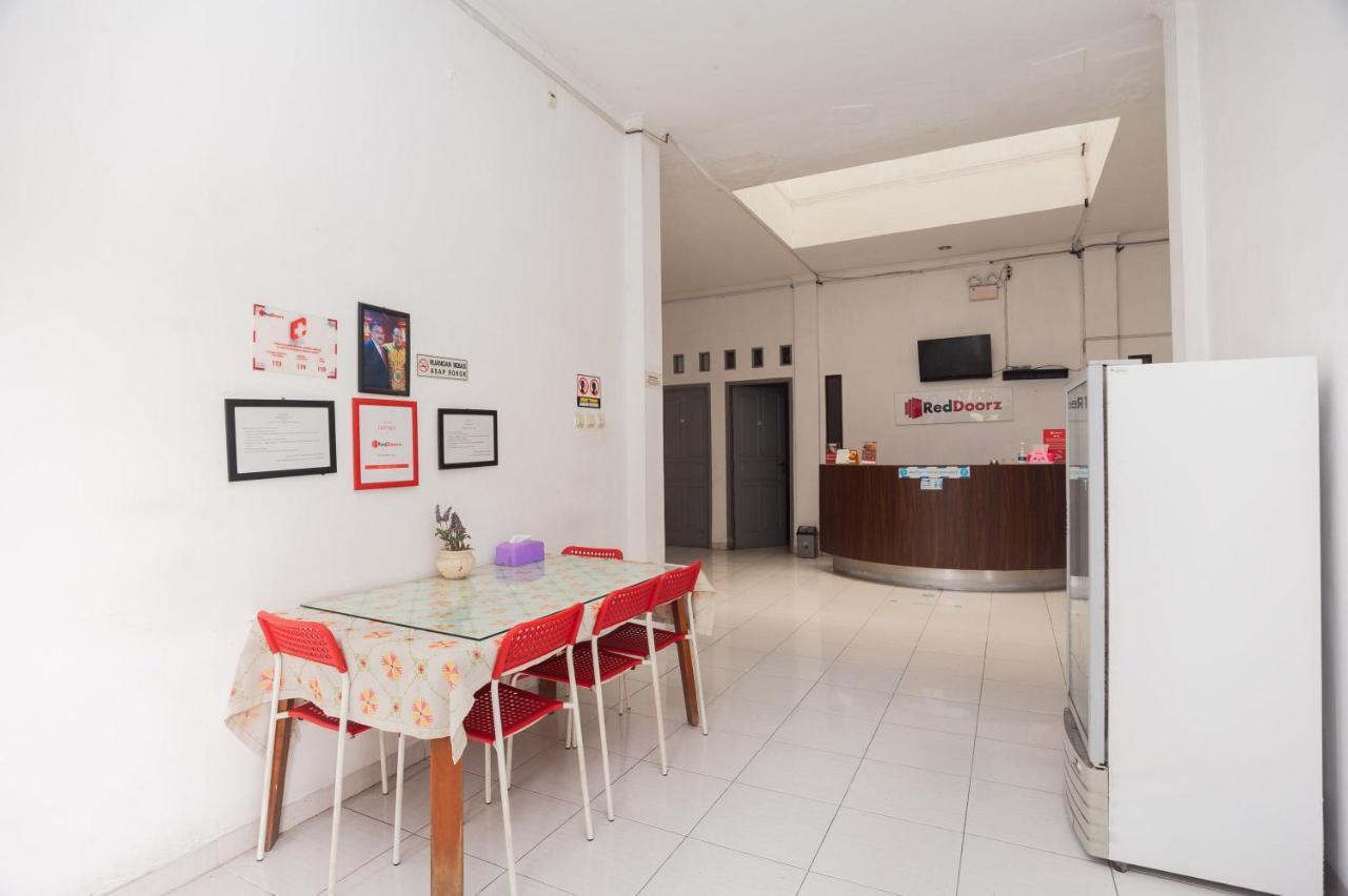 Reddoorz Syariah Near Grand Galaxy Park Hotel Ceger Exterior photo