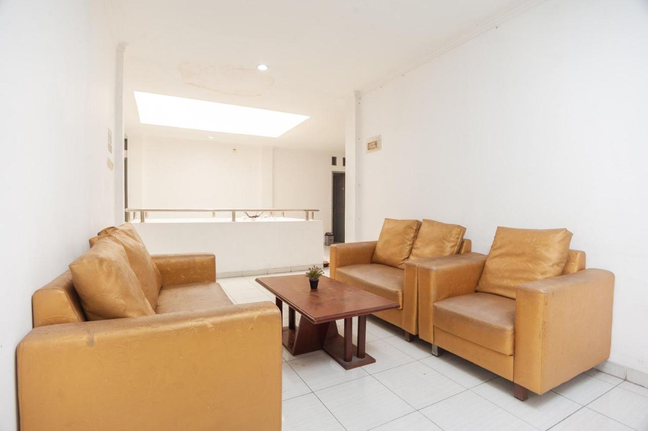 Reddoorz Syariah Near Grand Galaxy Park Hotel Ceger Exterior photo